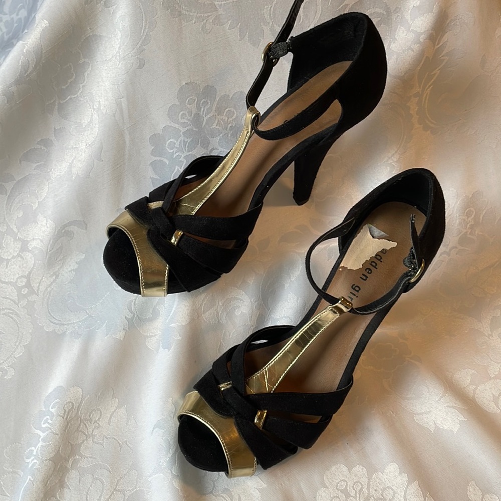 Madden girl black and gold platform open toe shelves with buckle strap Sz 8